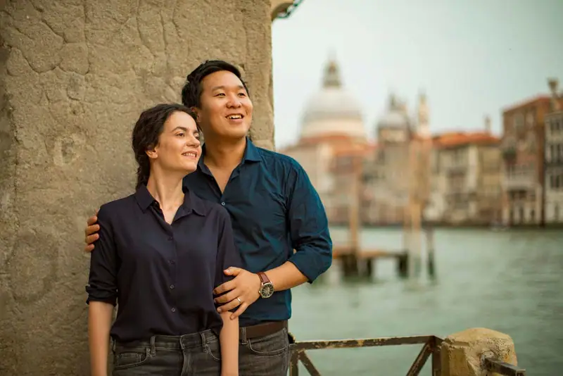 Gloria e Seongkue abbracciati sulla riva, dietro di loro la Salute e il Canal Grande