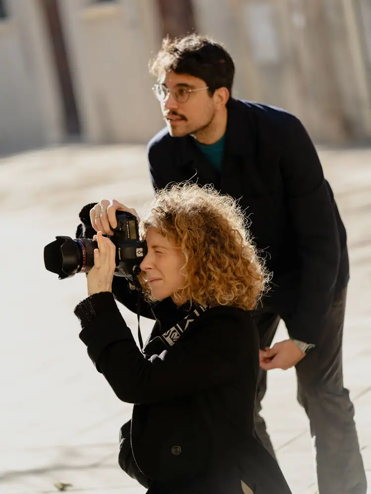 Un’allieva al lavoro con la macchina fotografica durante una lezione