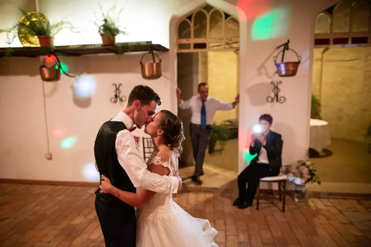 Gli sposi ballano nell’aranciera, fra le luci colorate, gli invitati intorno
