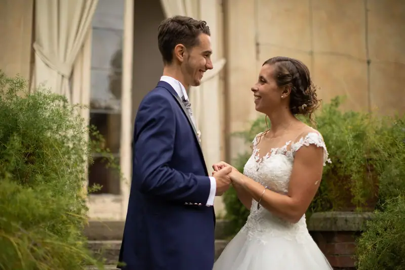 Ilary e Jacopo fra il verde del parco, lei sorride con il bouquet